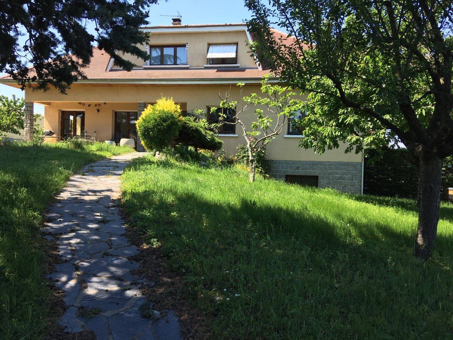 Maison 6 pièces 251 m² · à Rillieux-la-Pape · 251 m² · 1 950 €/mois