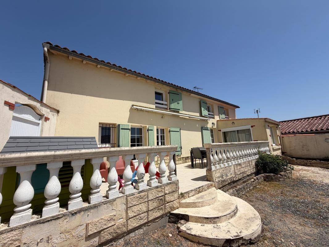 Maison 5 pièces 163 m² · à Bessay · 163 m² · 240 000 €