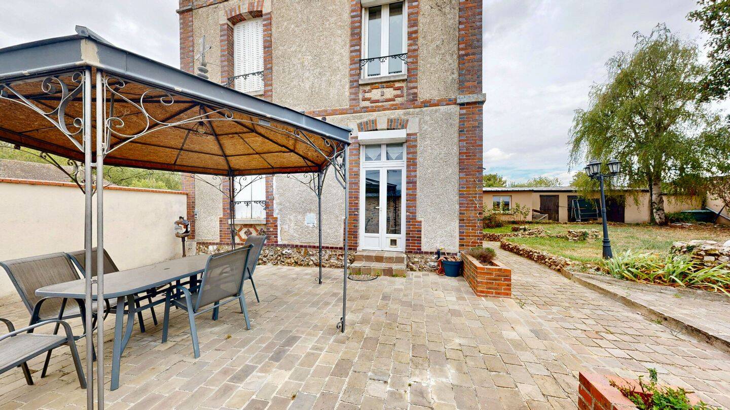 Maison 8 pièces 220 m² · à Bailleau-Armenonville · 220 m² · 299 000 €