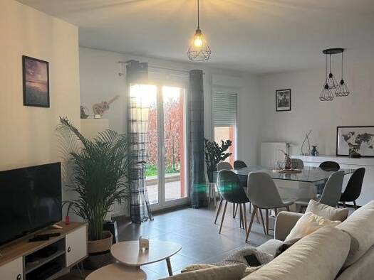Appartement à louer 979 € 3 pièces 2 chambres 67 m² RDC/2 Mionnay 01390