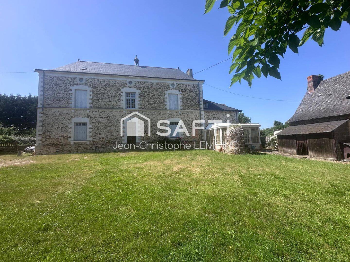 Maison 10 pièces 240 m² · à Le Lion-d'Angers · 240 m² · 485 000 €