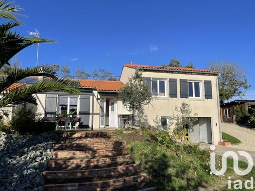 Maison de plain-pied à vendre 229 000 € 6 pièces 5 chambres 130 m² 4 535 m² de terrain Montournais 85700