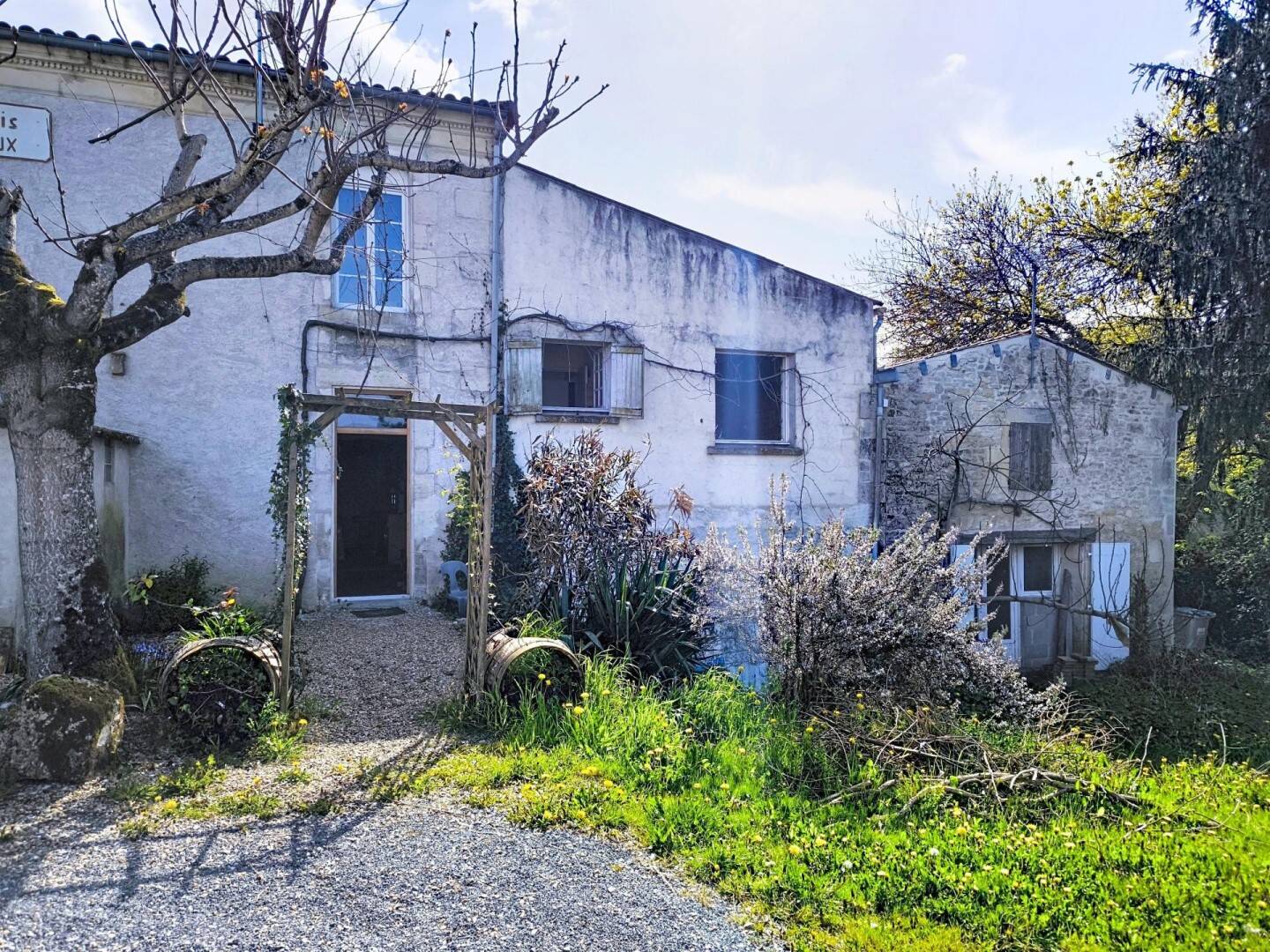 Maison 7 pièces 263 m² · à Saint-Hilaire-de-Villefranche · 263 m² · 179 000 €