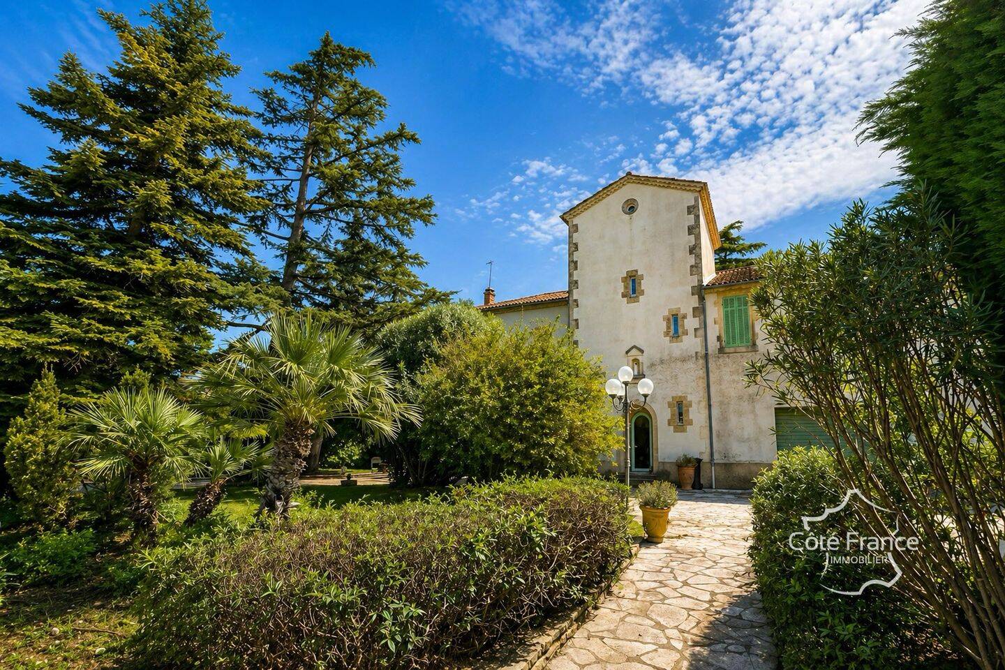 Maison 11 pièces 496 m² · à Grans · 496,1 m² · 2 300 000 €