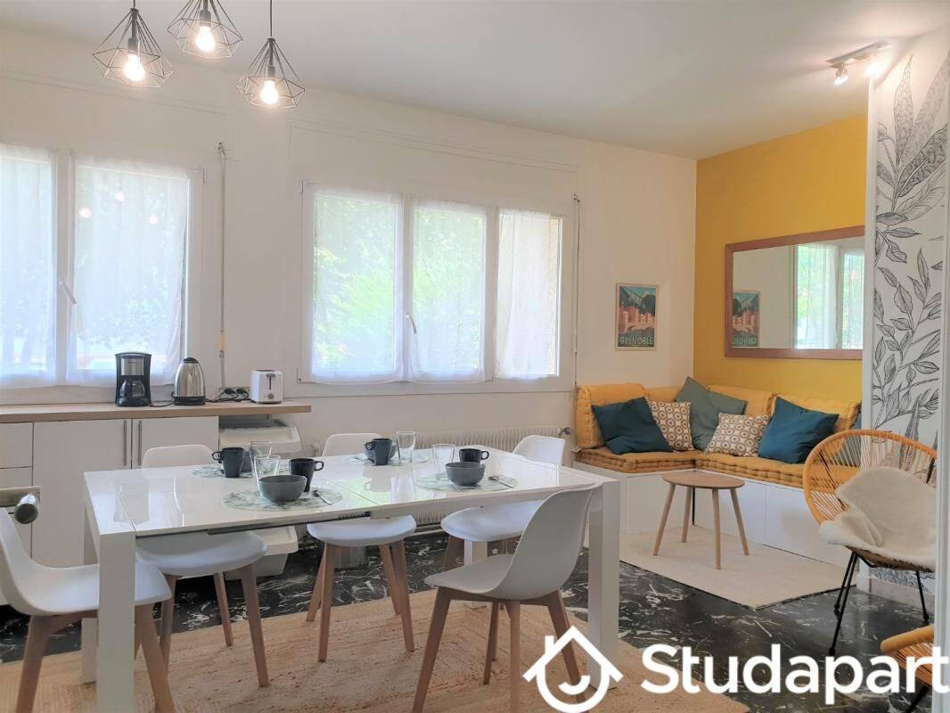 1 pièce 12 m² · à Fontaine · 12 m² · 465 €