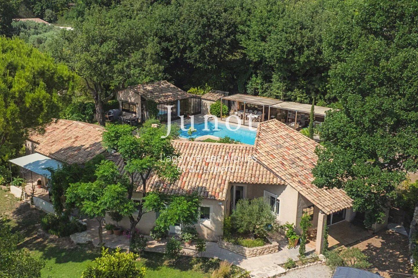 Maison 8 pièces 170 m² · à Robion · 170 m² · 1 050 000 €