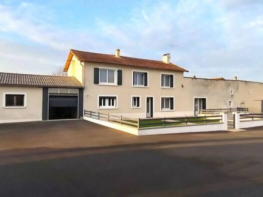 Maison à vendre 157 600 € 6 pièces 3 chambres 154 m² 1 595 m² de terrain Secondigné-sur-Belle 79170