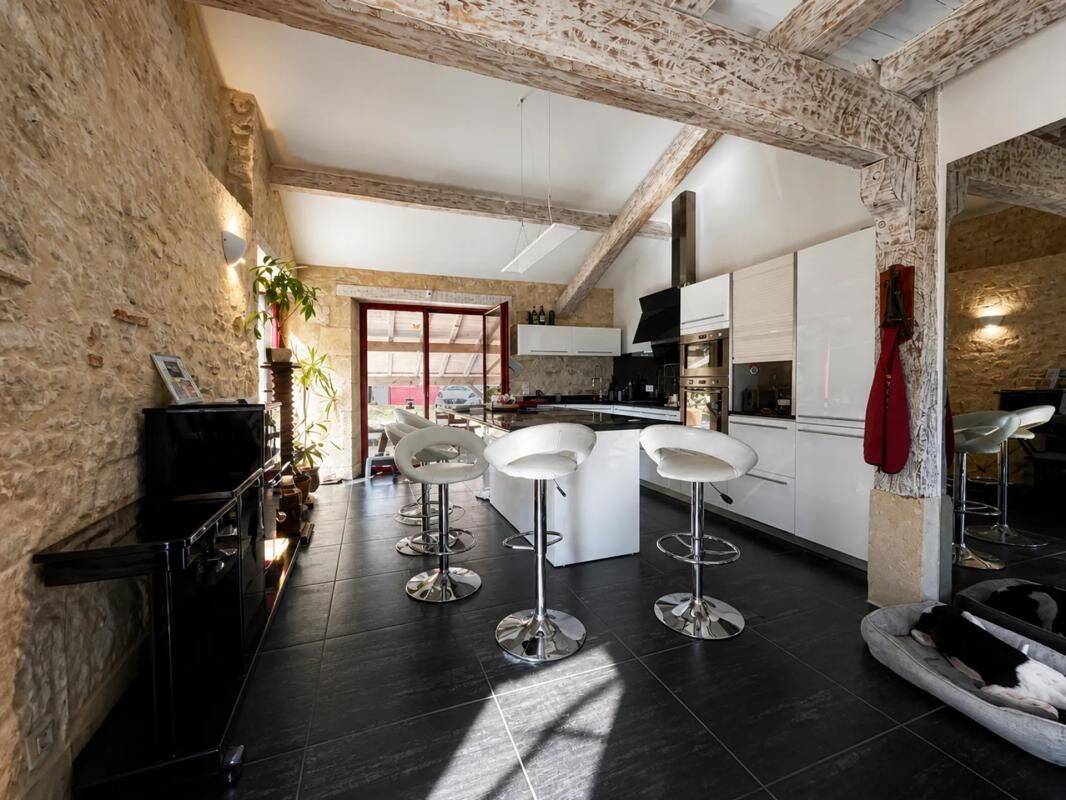 Maison 11 pièces 290 m² · à Monteton · 290 m² · 585 000 €