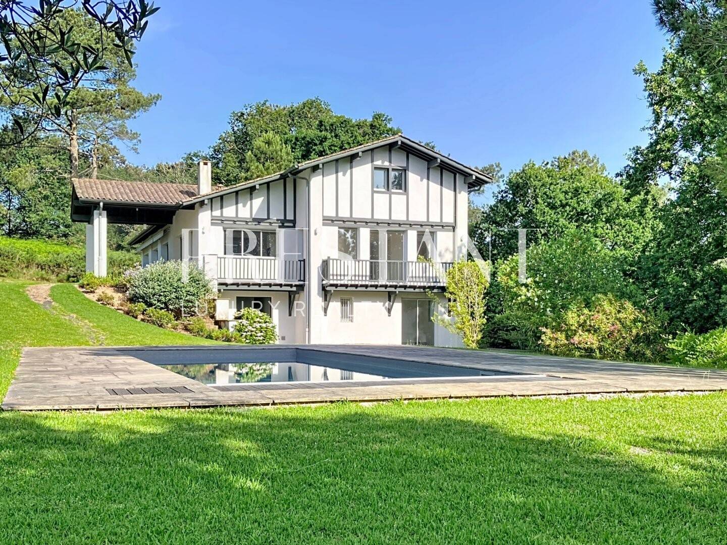 Maison 7 pièces 330 m² · à Bassussarry · 330 m² · 1 890 000 €