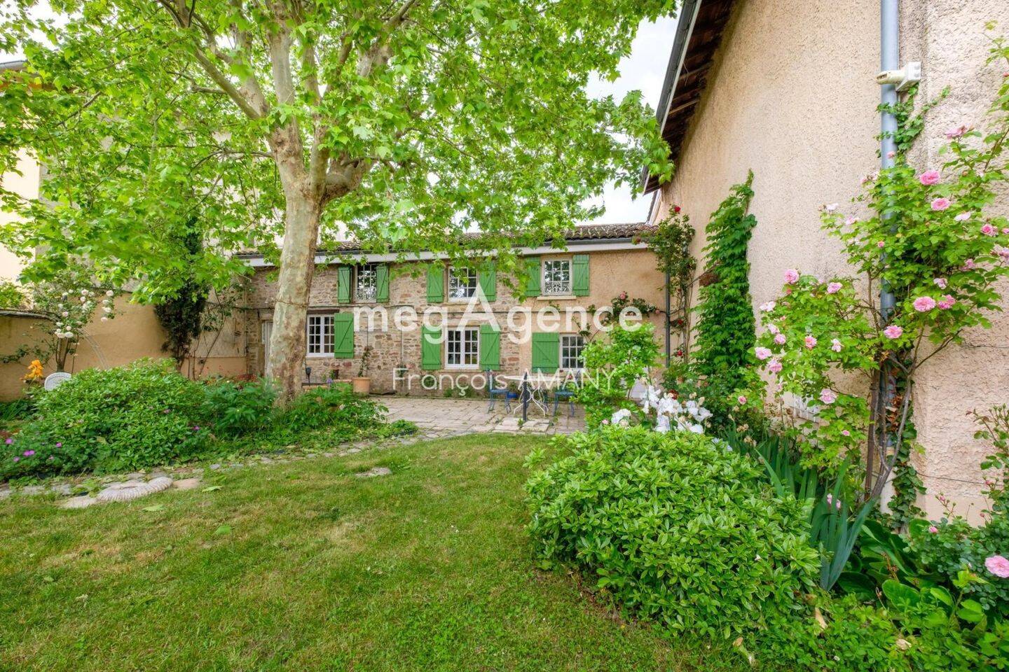 Maison 8 pièces 250 m² · à Dommartin · 250 m² · 620 000 €