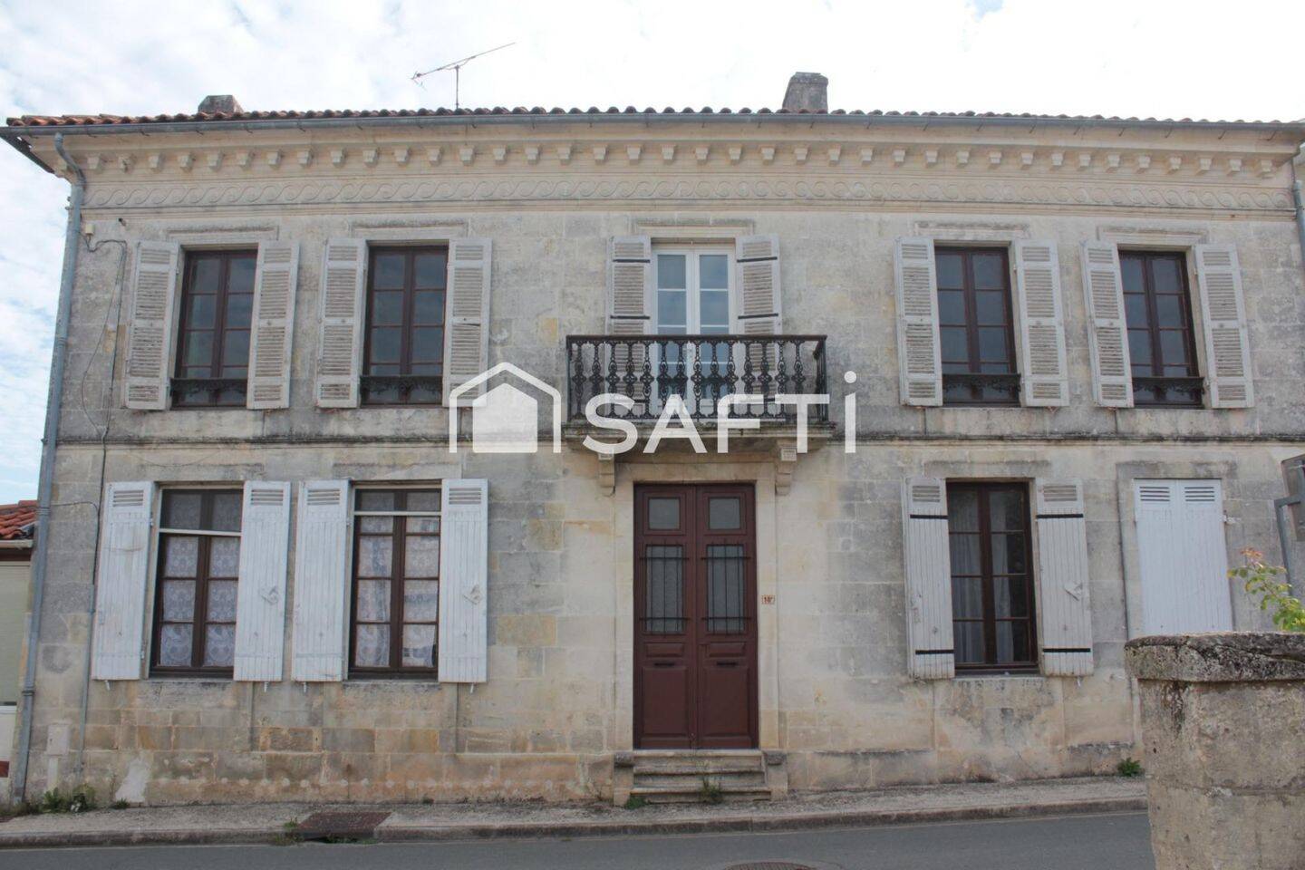 Maison 10 pièces 311 m² · à Saint-Bonnet-sur-Gironde · 311 m² · 155 150 €