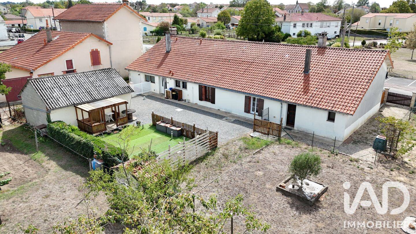 Maison 6 pièces 170 m² · à Terres-de-Haute-Charente · 170 m² · 168 000 €