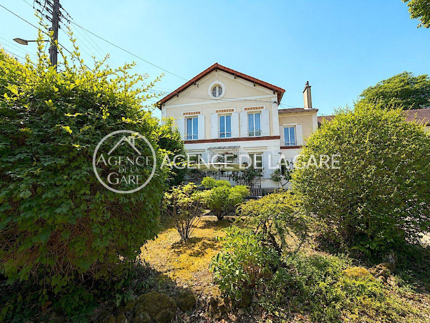 Maison 8 pièces 249 m² · à Brunoy · 249 m² · 2 400 €/mois
