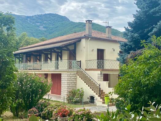 Maison à louer 1 220 € 5 pièces 4 chambres 126 m² 1 250 m² de terrain Thueyts 07330