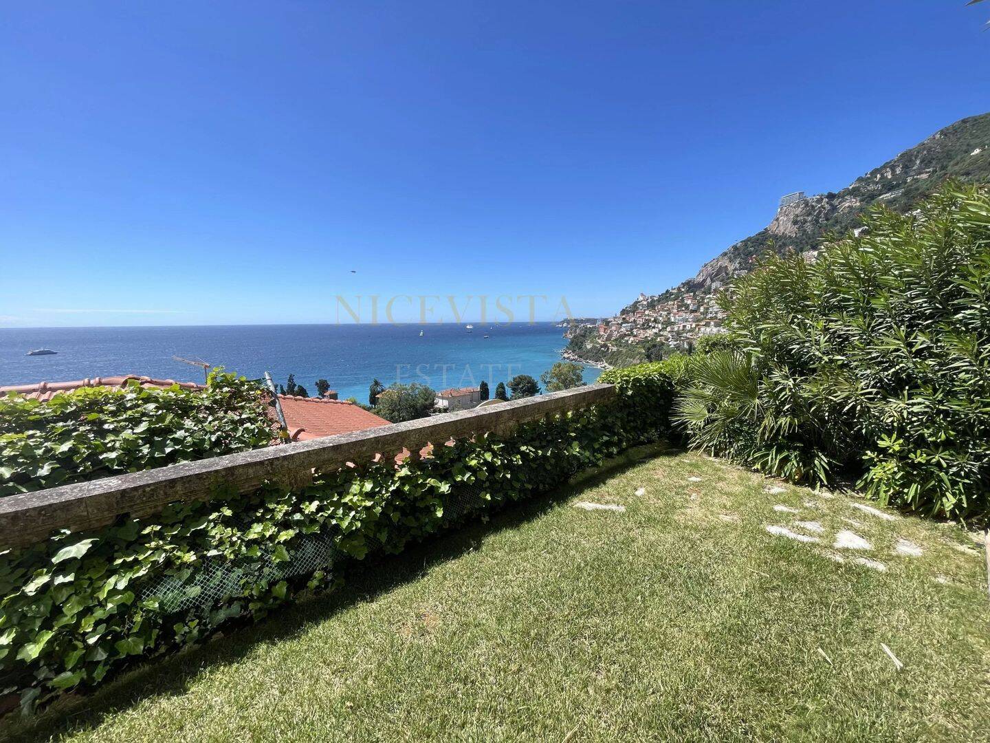 Appartement 4 pièces 100 m² · à Roquebrune-Cap-Martin · 100 m² · 6 500 €/mois