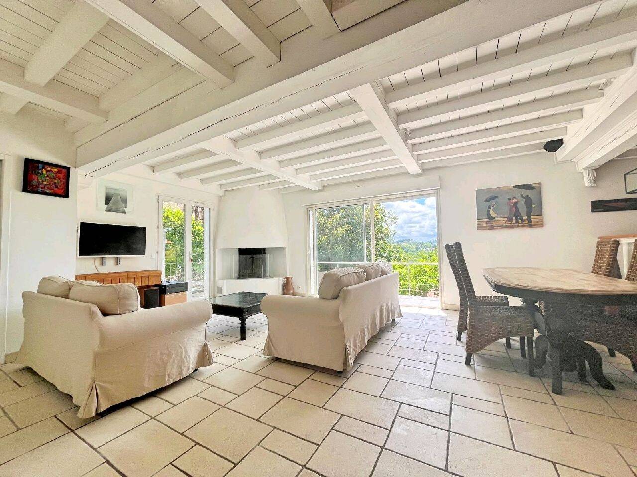 Maison 5 pièces 204 m² · à Bassussarry · 204 m² · 945 000 €