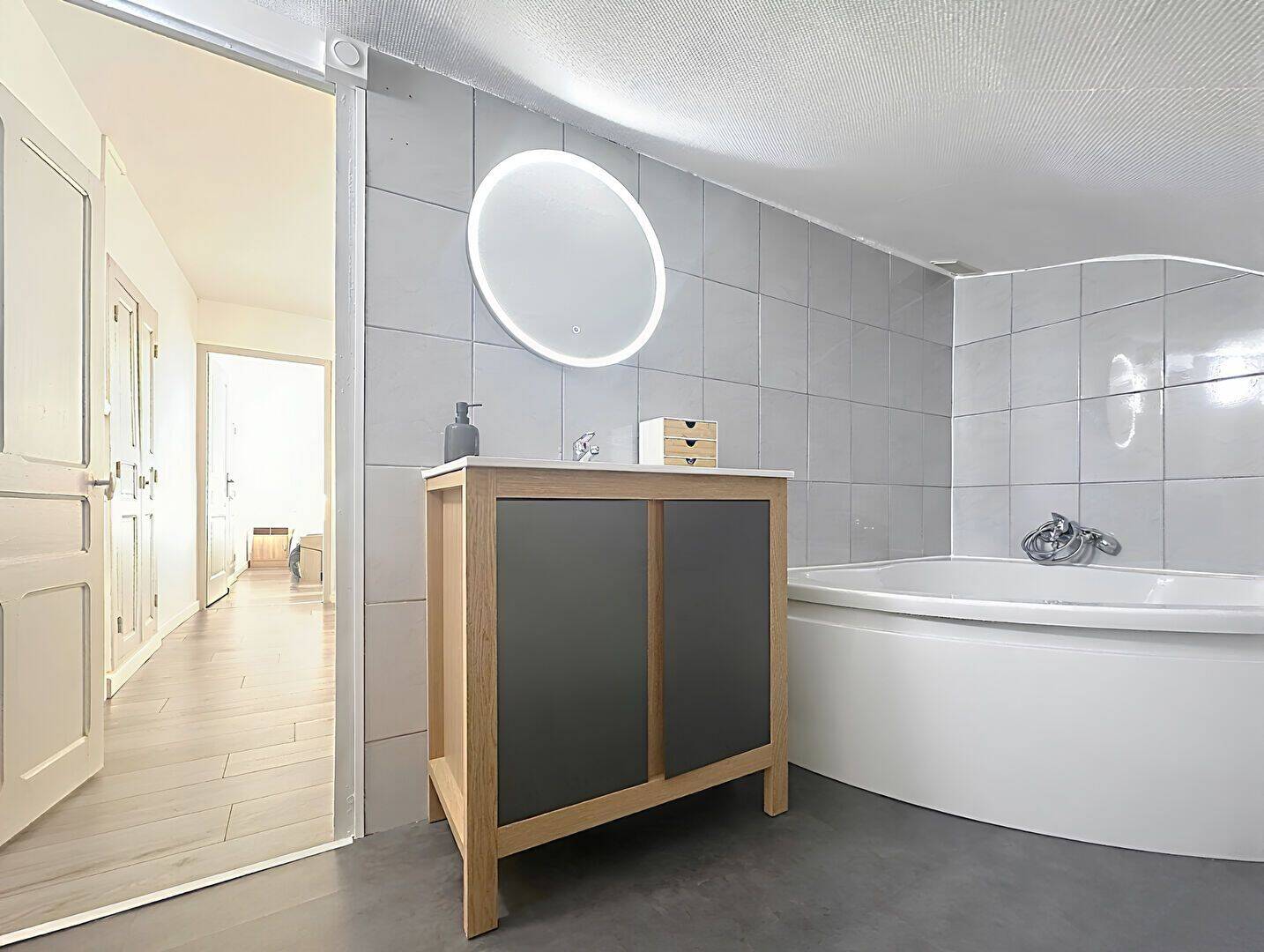Maison rénovée avec dépendances. — 11