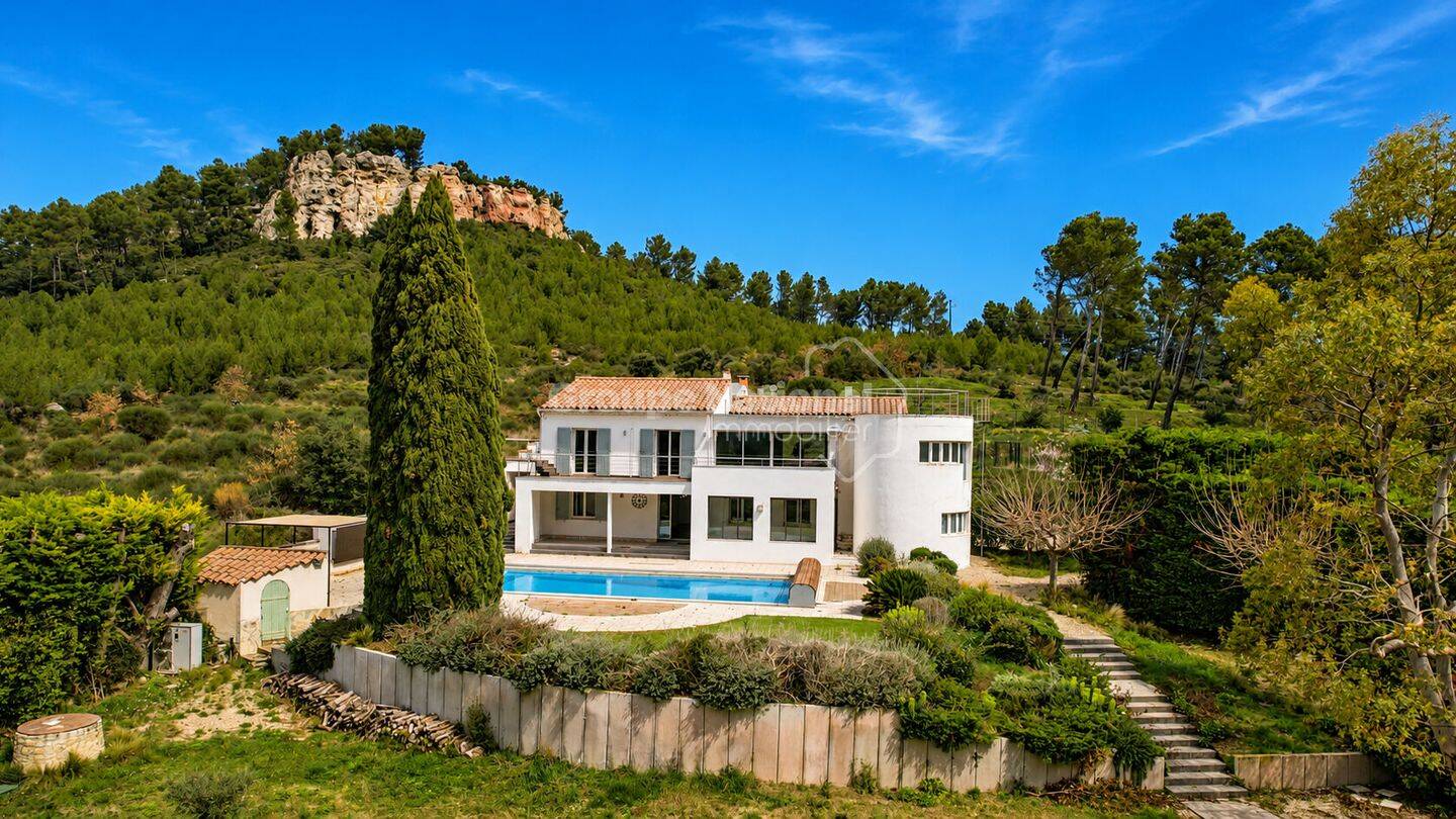 Entre Alpilles et Luberon, propriété de 325 m² avec piscine cha