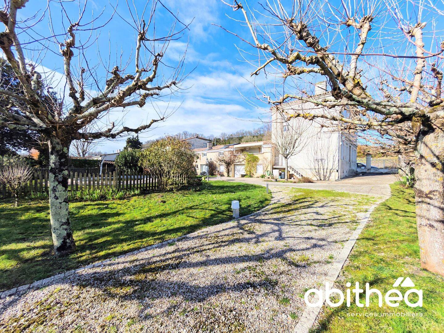 Maison 12 pièces 380 m² · à Fronsac · 380 m² · 350 000 €