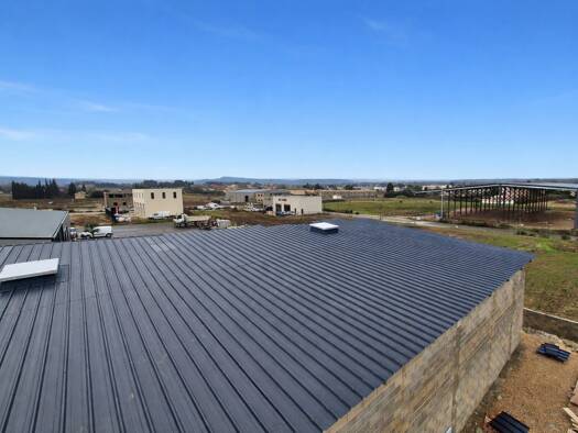 Entrepôt à vendre 615 000 € 390 m² d'espace de stockage Mazan 84380