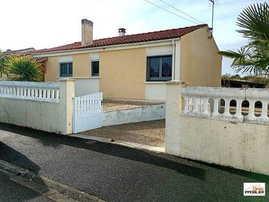 Maison de plain-pied à vendre 212 000 € 4 pièces 3 chambres 74 m² 789 m² de terrain Châteaubernard 16100