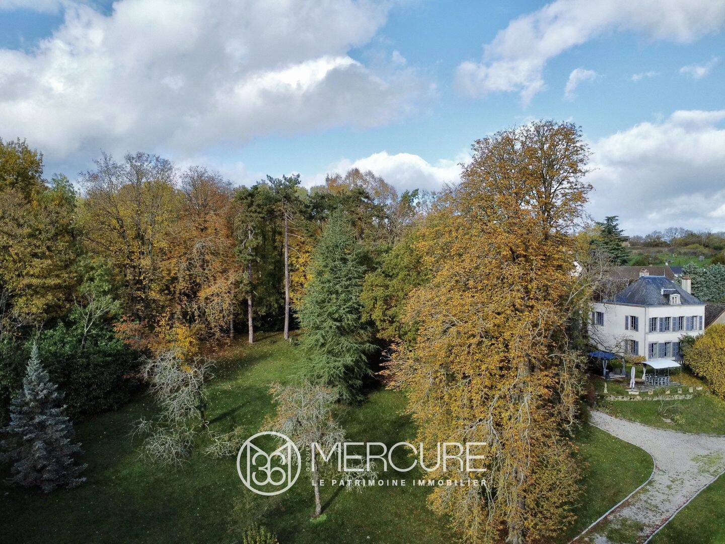 Maison 12 pièces 380 m² · à Mercurey · 380 m² · 895 000 €