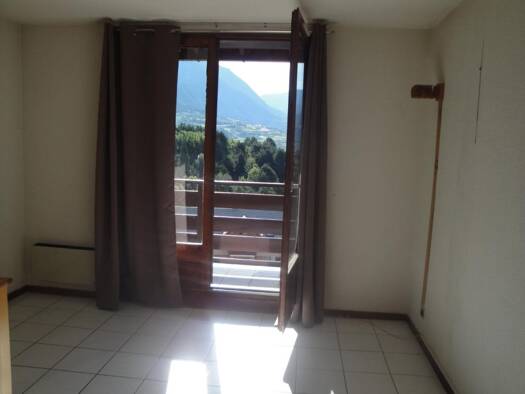 Appartement à louer 470 € 2 pièces 1 chambre 29 m² Étage 3/3 Les Ecarts Embrun 05200