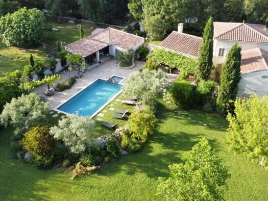 Maison à vendre 1 420 000 € 7 pièces 5 chambres 218 m² 3 924 m² de terrain L'Isle-sur-la-Sorgue 84800