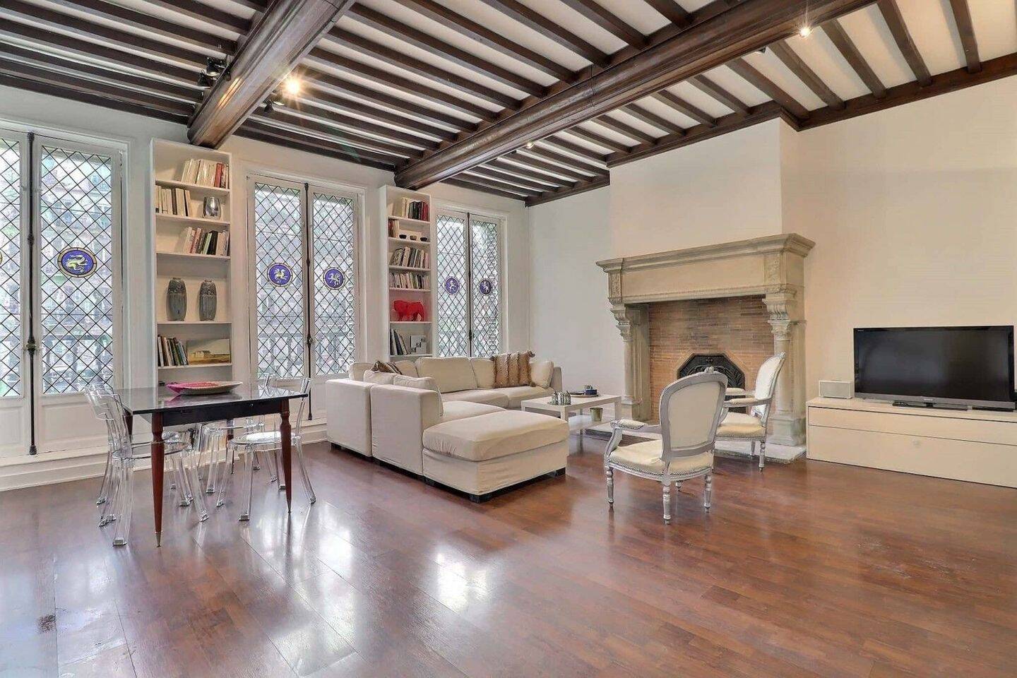 Appartement 3 pièces 105 m² · à Paris 3ème Arrondissement · 105 m² · 6 096 €