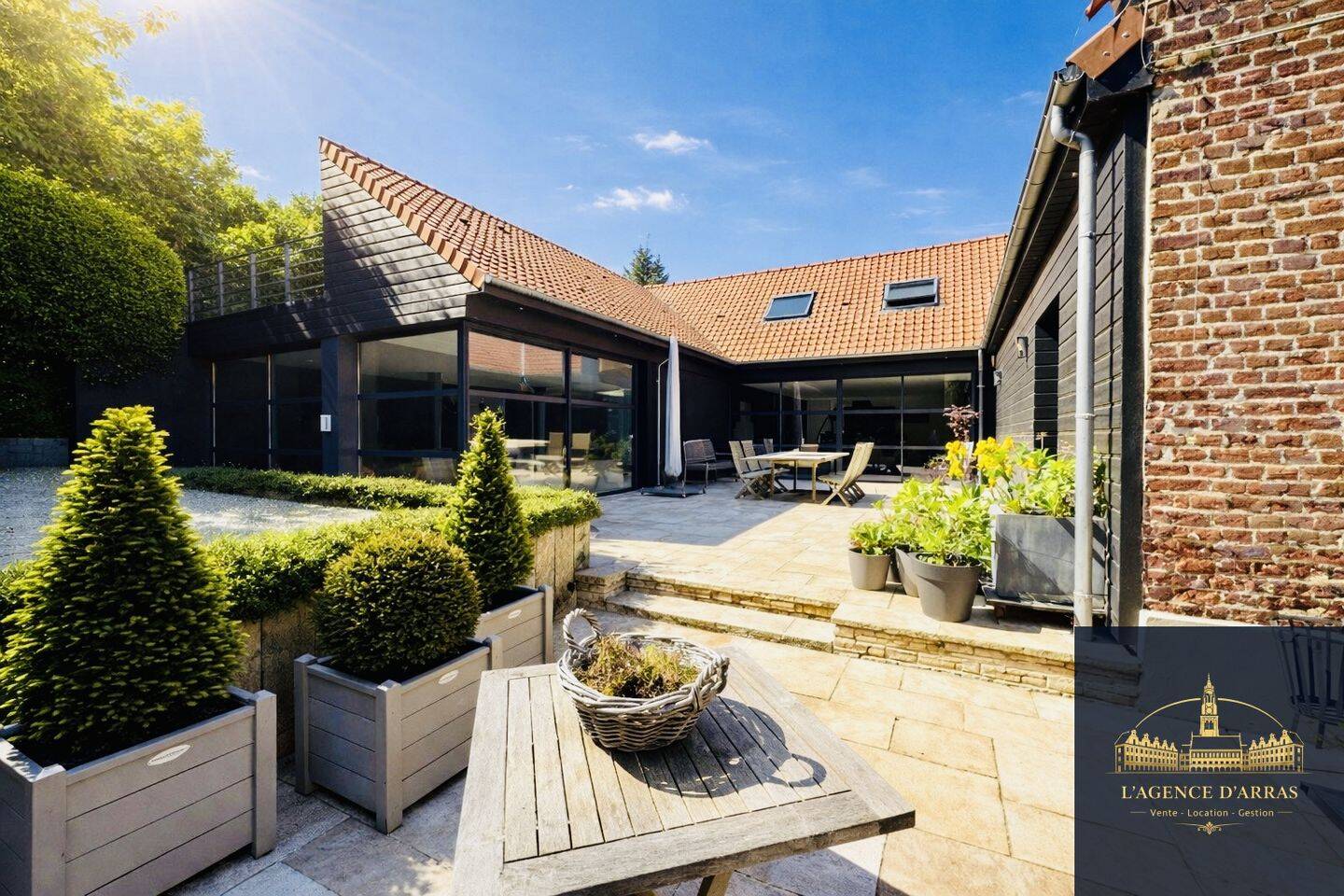 Maison 11 pièces 327 m² · à Mont-Saint-Éloi · 326,5 m² · 1 350 000 €