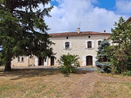 Maison à vendre 252 900 € 9 pièces 6 chambres 225 m² 2 200 m² de terrain Chazelles 16380