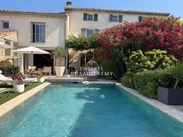 Maison de ville à vendre 1 090 000 € 9 pièces 6 chambres 240 m² 412 m² de terrain Pujaut 30131