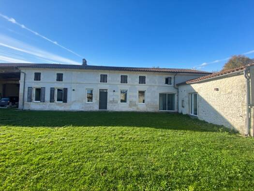 Maison à vendre 452 000 € 10 pièces 4 chambres 319 m² 5 718 m² de terrain Coulonges 17800