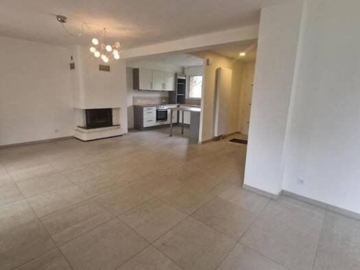 Maison de plain-pied à louer 1 450 € 7 pièces 4 chambres 97 m² 1 100 m² de terrain Bois-Grenier 59280