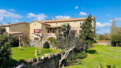 Mas à vendre 850 000 € 7 pièces 4 chambres 264 m² 14 154 m² de terrain Barjac 30430