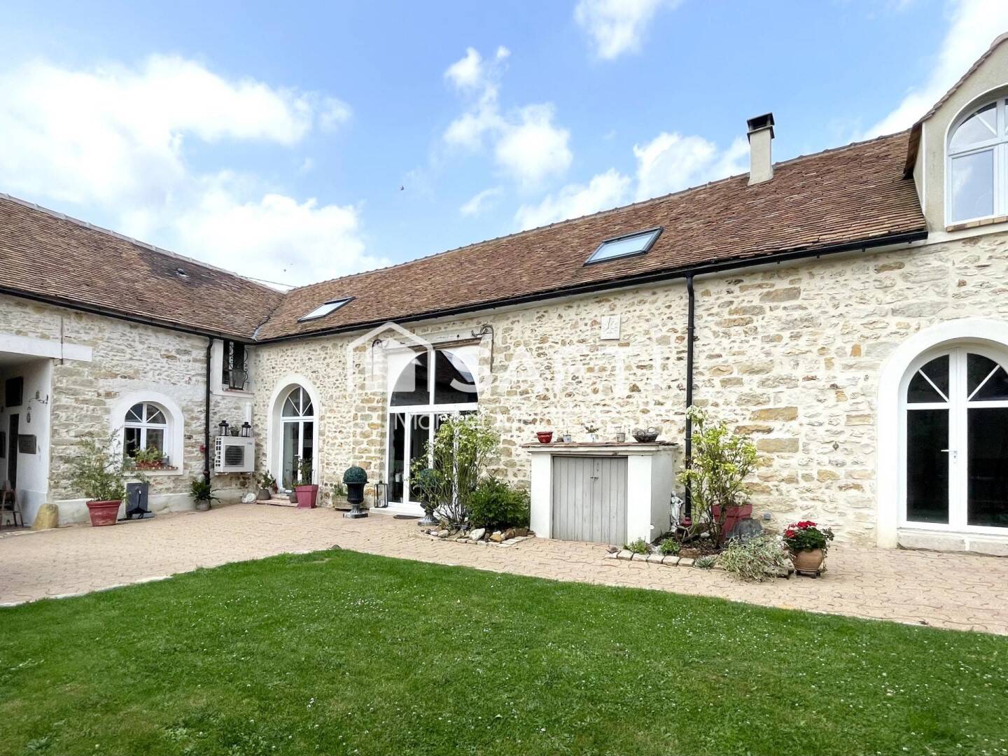 Maison 8 pièces 240 m² · à La Grande-Paroisse · 240 m² · 515 000 €