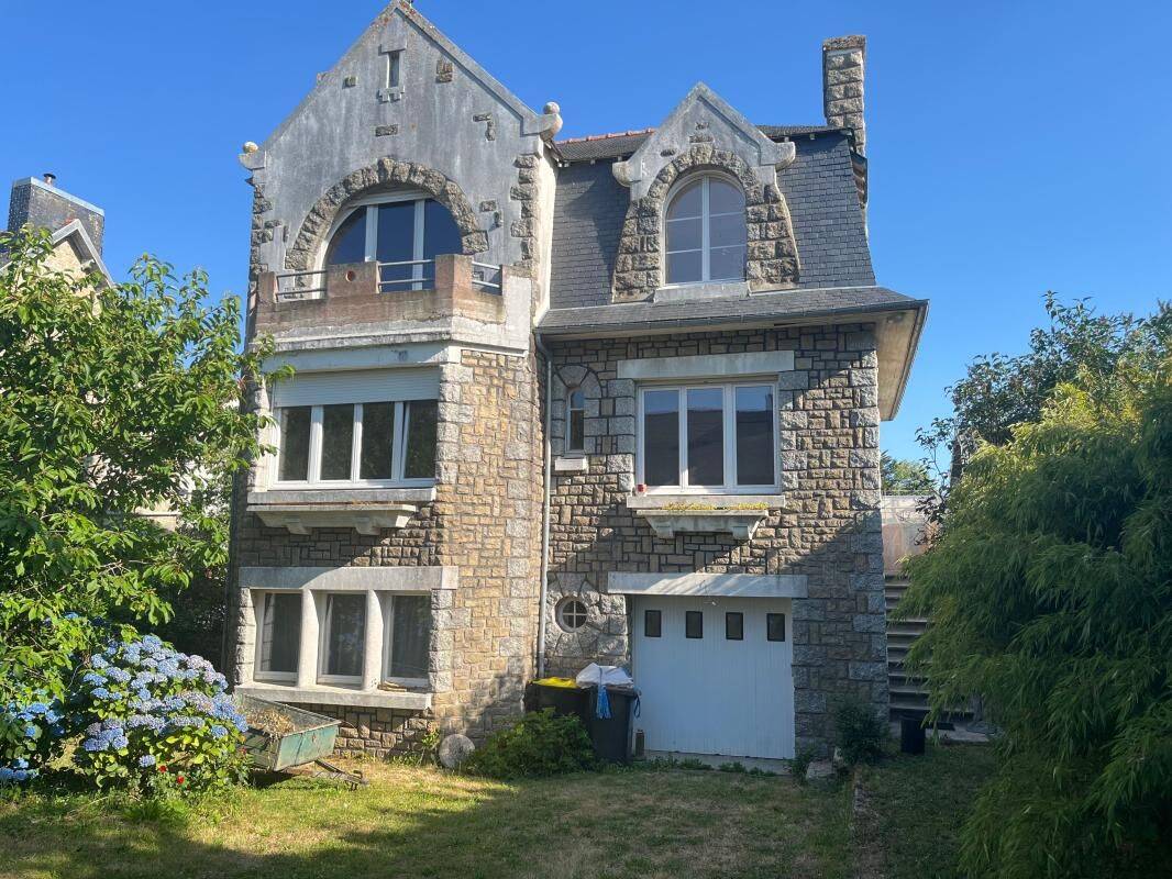 Maison 2 pièces 106 m² · à Rostrenen · 105,9 m² · 81 750 €