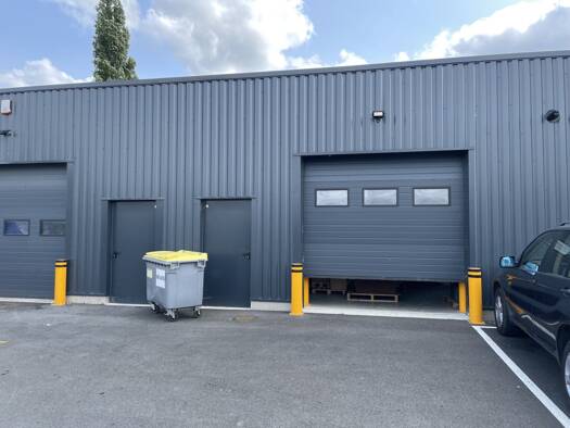 Local commercial à louer 2 000 € 242 m² de surface de vente Bresles 60510