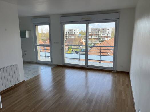 Appartement à louer 650 € 2 pièces 1 chambre 48 m² Étage 3/4 Est Lens 62300