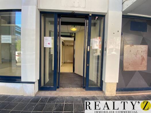 Boutique à louer 6 107 € 220 m² de surface de vente Saint Quentin Montigny-le-Bretonneux 78180