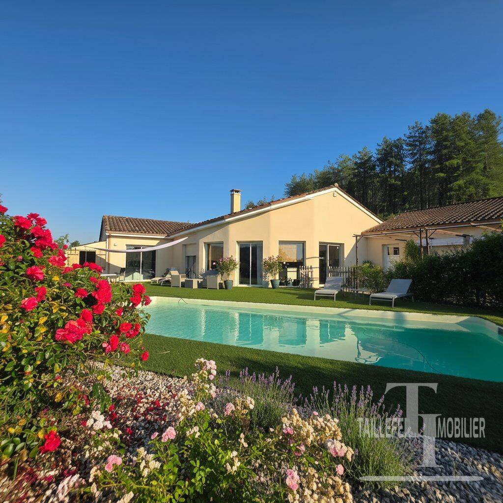 Maison 8 pièces 210 m² · à Saint-Astier · 210 m² · 382 000 €