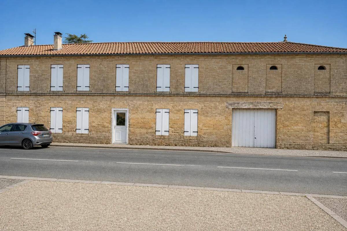 Maison 9 pièces 218 m² · à Sainte-Terre · 218 m² · 275 000 €