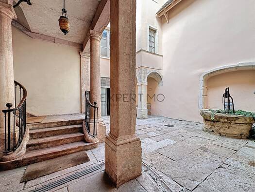 Maison à vendre 350 000 € 8 pièces 4 chambres 255 m² 299 m² de terrain Centre Ville Tournus 71700