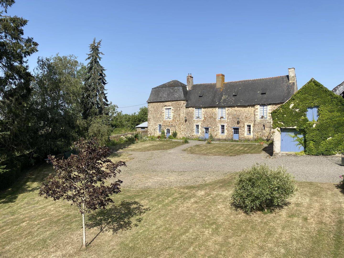 Maison 10 pièces 255 m² · à Sainte-Suzanne-Et-Chammes · 255 m² · 493 500 €