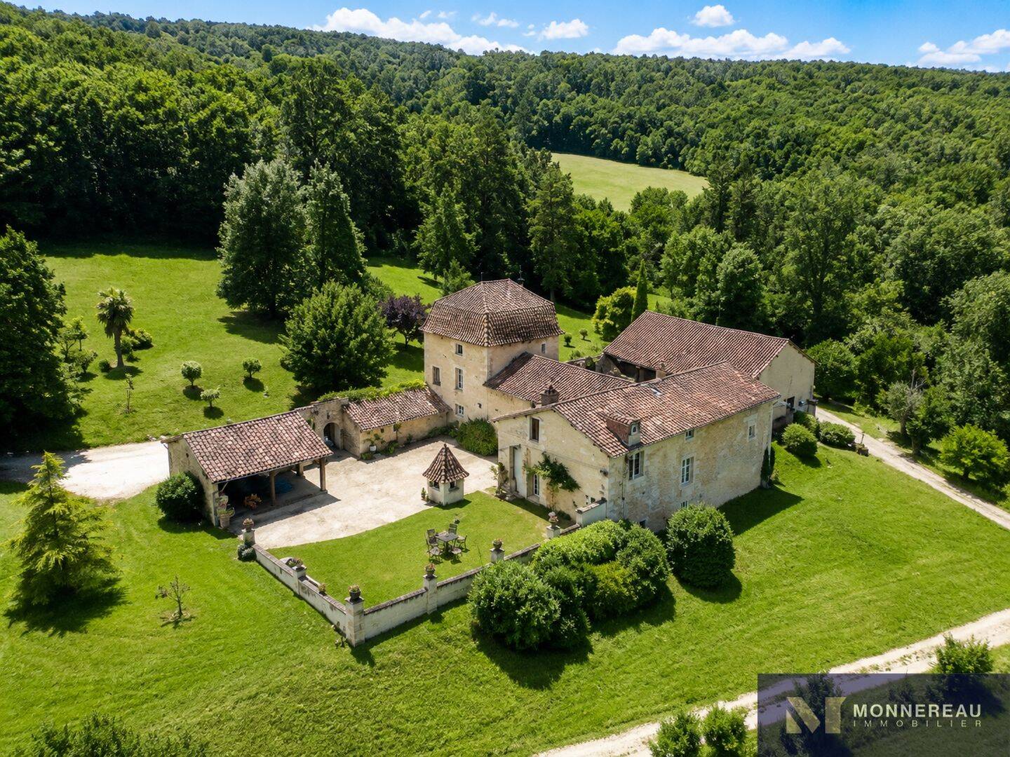 Maison 14 pièces 674 m² · à Léguillac-de-l'Auche · 674 m² · 988 000 €