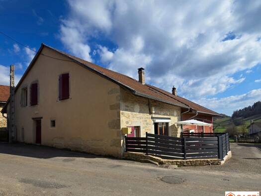 Maison à vendre 165 000 € 4 pièces 2 chambres 81 m² 24 m² de terrain Évosges 01230