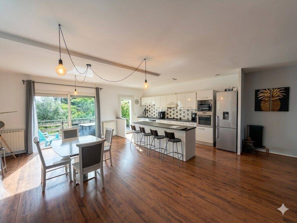 Maison 5 pièces 130 m² · à Camblanes-Et-Meynac · 129,6 m² · 325 000 €