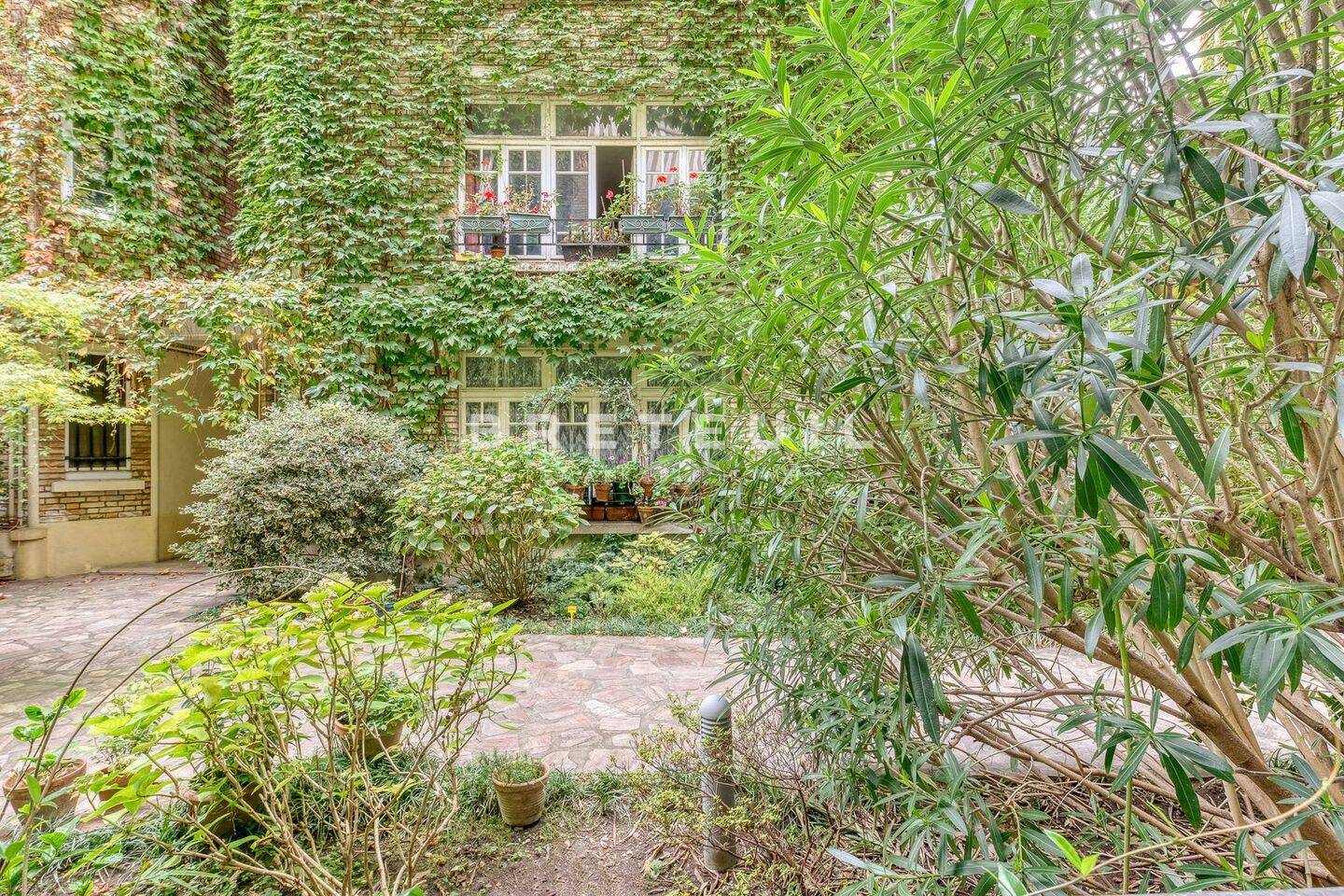 Appartement 2 pièces 56 m² · à Paris 16ème Arrondissement · 56,1 m² · 2 200 €/mois