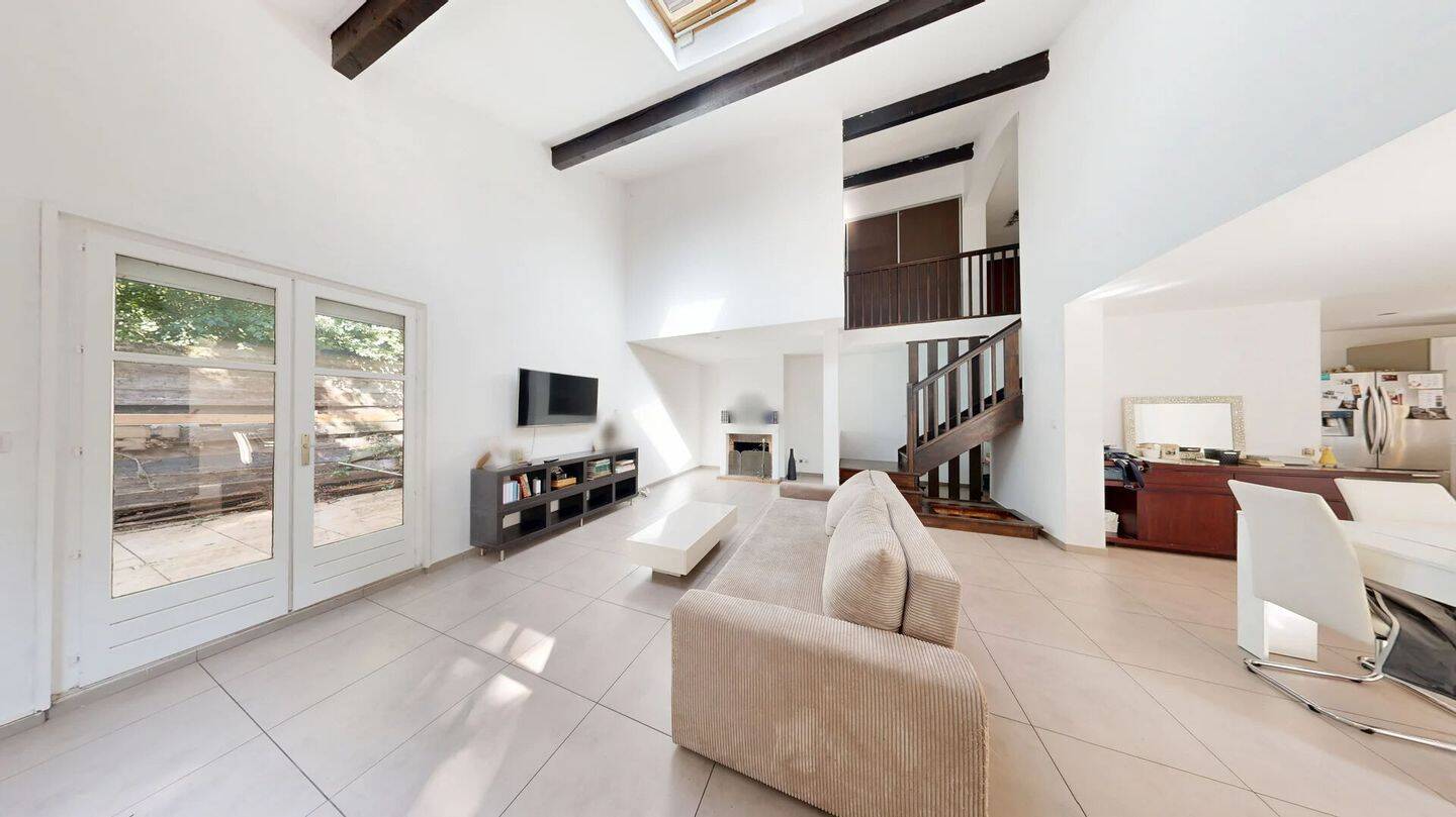 Maison 1 pièce 230 m² · à Écully · 230 m² · 2 900 €/mois