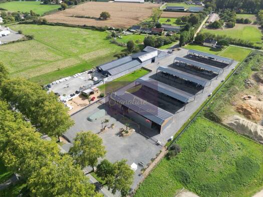 Local d'activités à vendre 1 250 000 € 15 000 m² d'espace de stockage La Flèche 72200